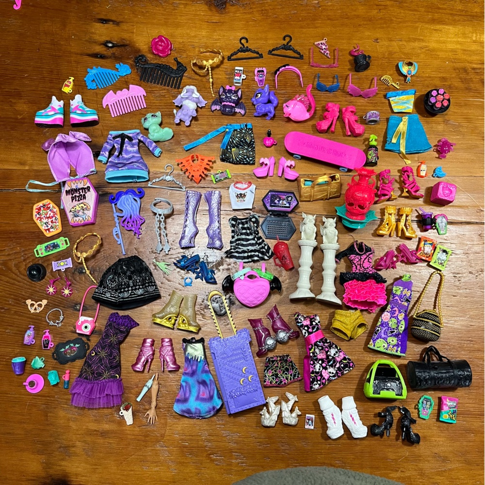 massive lot of g1 and g3 monster high accessories with carrying case